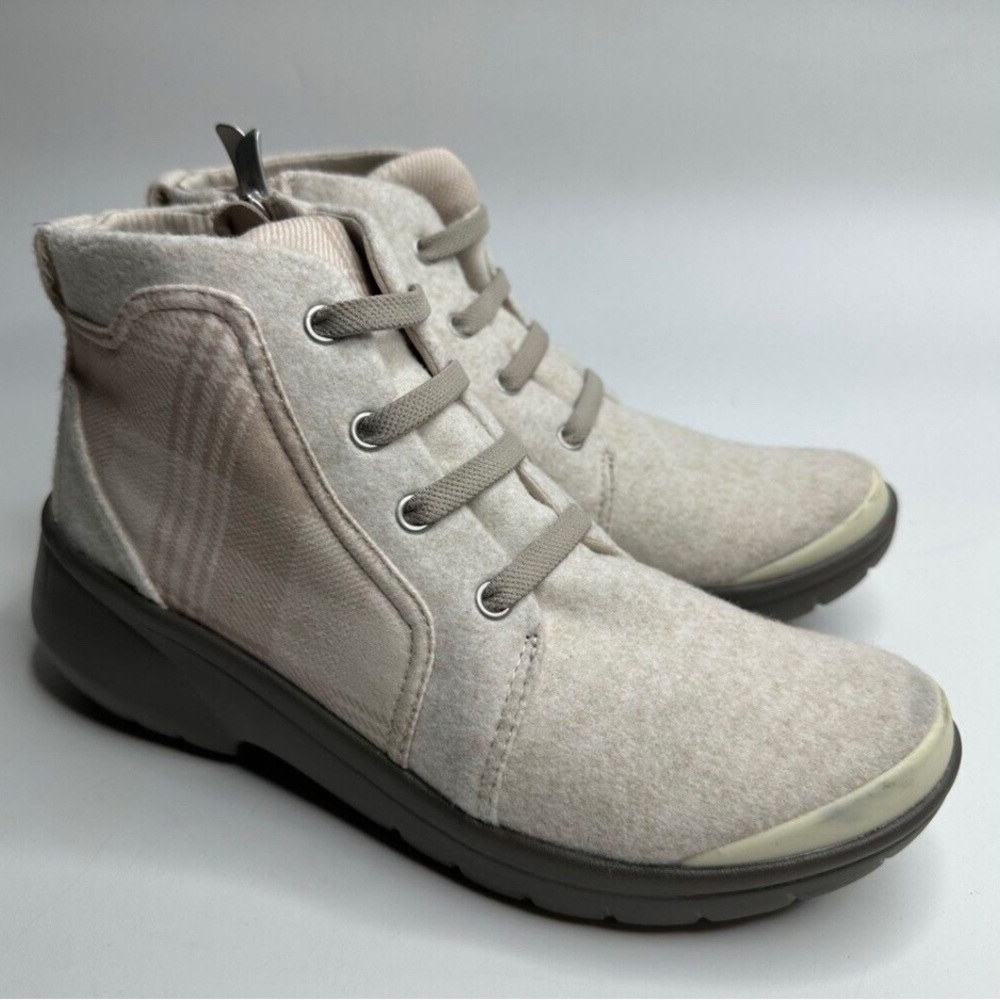 Bzees Womens Kick Back Ankle Boots Beige Plaid Cushioned Lace Up Flat.Size 6.5